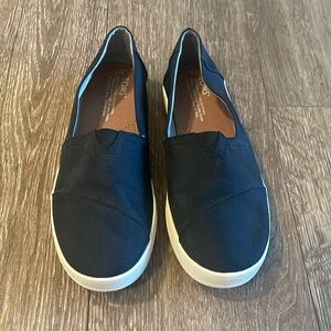 TOMS Size 8